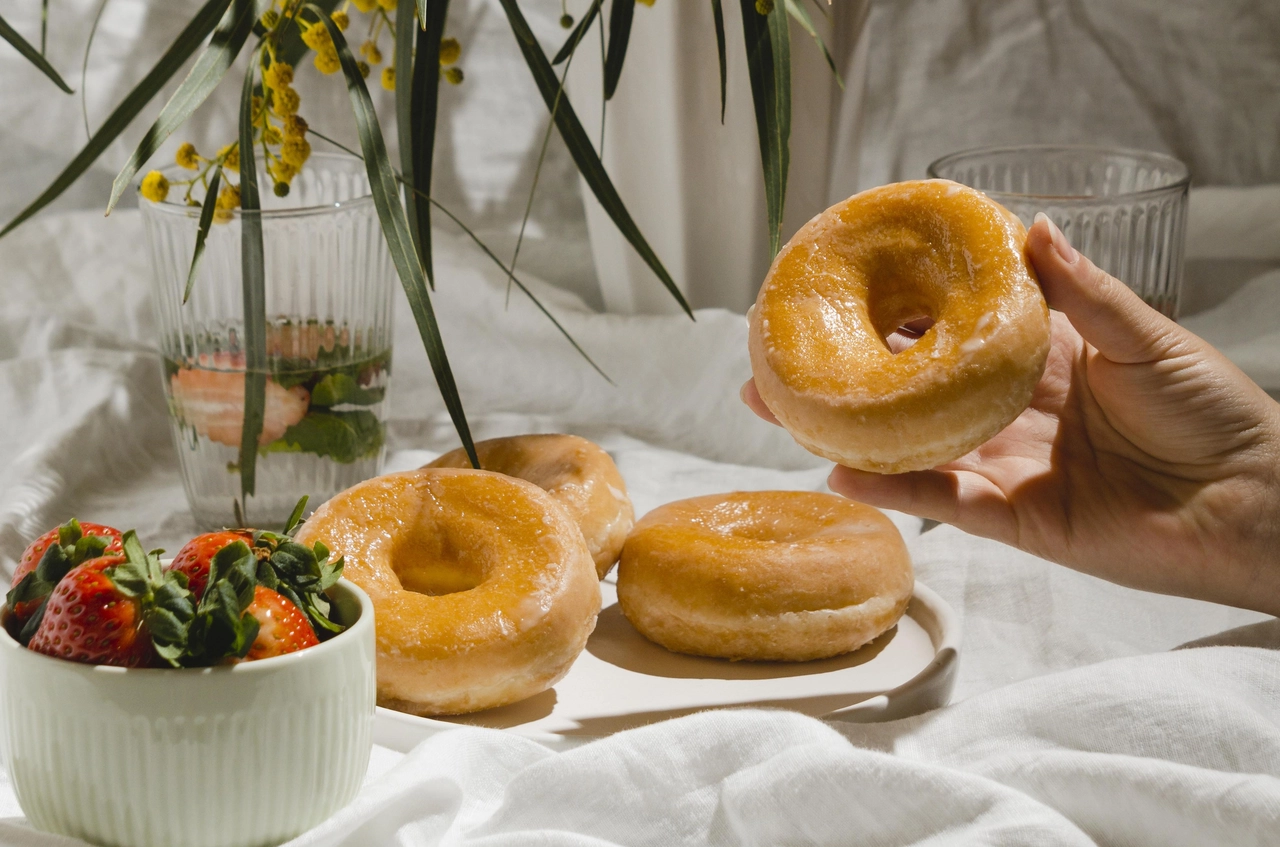 甜甜圈以及茶飲特寫照片