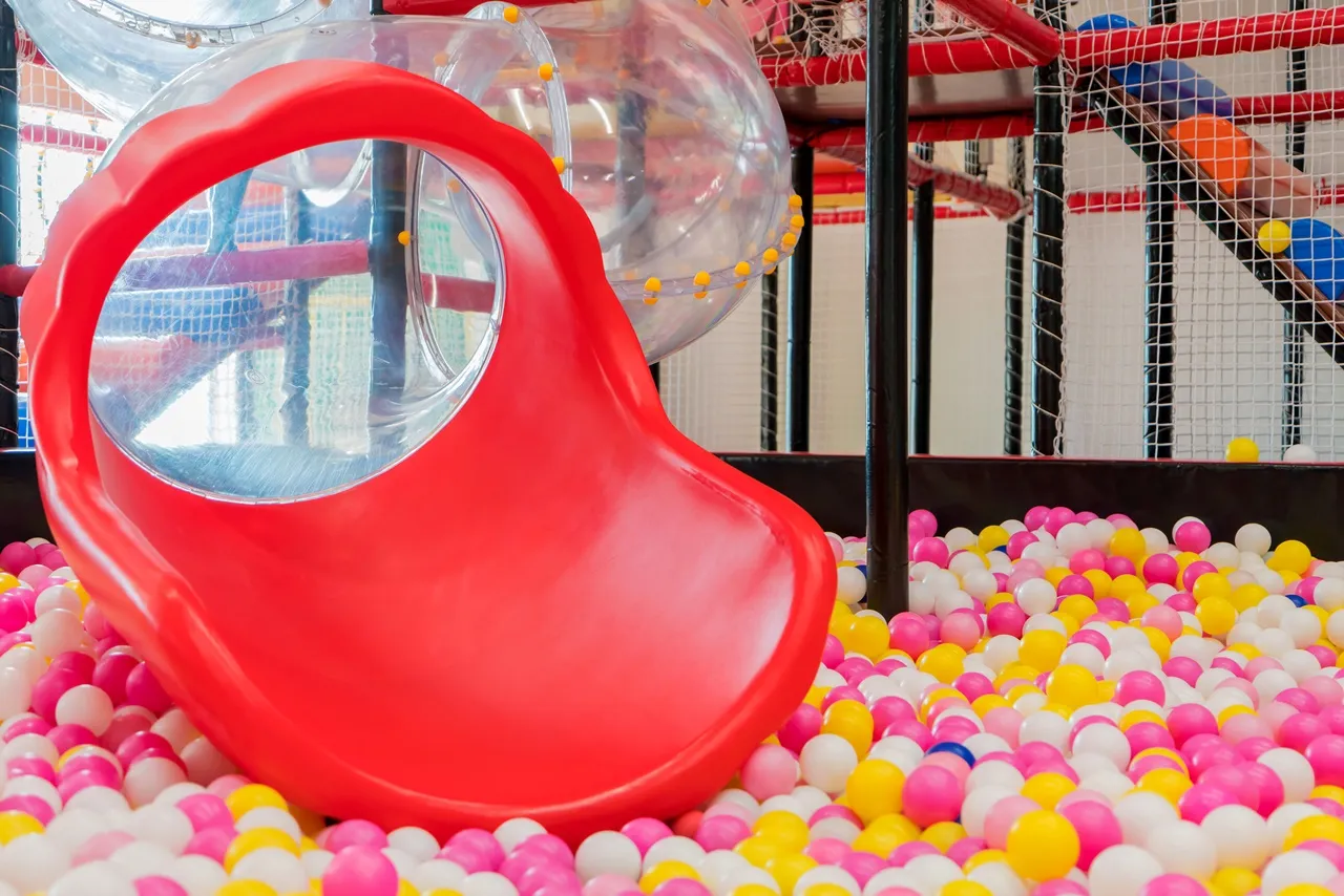 台南北區親子住宿推薦，溜滑梯、球池、主題房，高評價分享