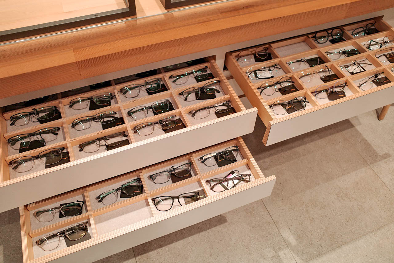 台南長榮路附近配眼鏡推薦：東區精品眼鏡款式現貨提供，專業人員服務