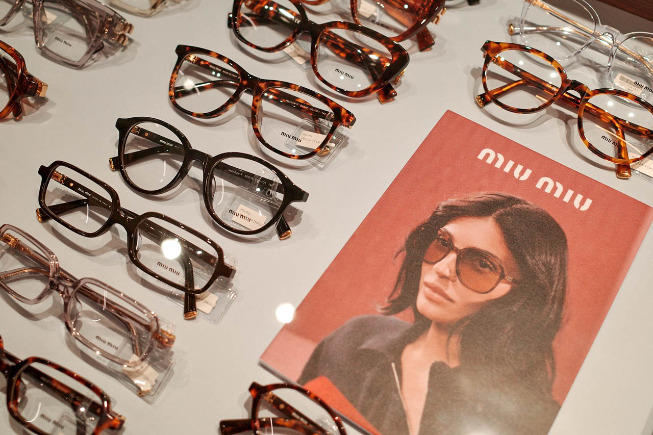 台南東區眼鏡店推薦：配眼鏡款式鏡框現貨齊全，選明格眼鏡行